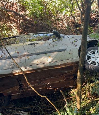 Imagem referente a Durante fuga, carro cai em barranco no Cascavel Velho