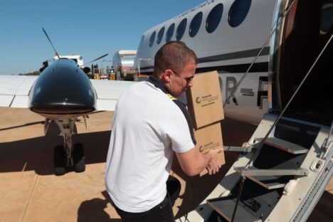 Avião da Casa Militar leva alimento especial para crianças internadas no Rio Grande do Sul