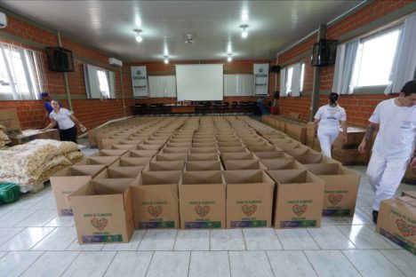 Imagem referente a Paraná enviará alimentos, 144 mil copos de água da Sanepar e colchões ao Rio Grande do Sul