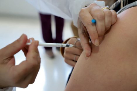 Imagem referente a Todos os municípios já estão aplicando a vacina contra a gripe para maiores de seis meses