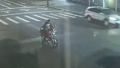 Imagem referente a Câmera flagra ladrão furtando motocicleta no Centro