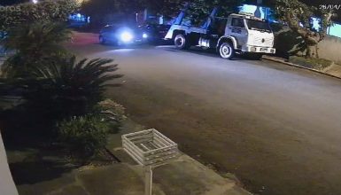 Imagem referente a Vídeo mostra suspeitos transportando corpo de Isabelly Teixeira para outro carro, em Iporã