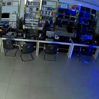 Imagem referente a Vídeo mostra ladrões praticando furto de R$ 300 mil em eletrônicos em loja de Cascavel
