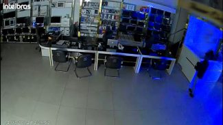 Vídeo mostra ladrões praticando furto de R$ 300 mil em eletrônicos em loja de Cascavel