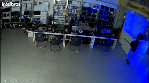 Imagem referente a Vídeo mostra ladrões praticando furto de R$ 300 mil em eletrônicos em loja de Cascavel