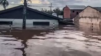 Nível da água não baixa e mais bairros de Porto Alegre ficam alagados