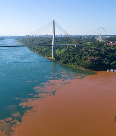 Imagem referente a Contraste entre as tonalidades dos Rios Iguaçu e Paraná chama a atenção