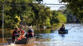 Com chuva e vento fortes, Porto Alegre suspende resgates com barcos