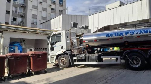 Caminhões-pipa de Curitiba já abastecem com água hospitais e postos de saúde no Rio Grande do Sul