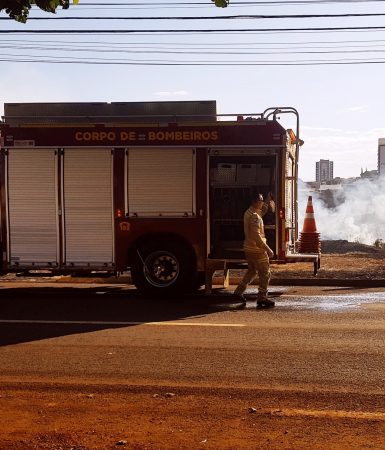 Imagem referente a Bombeiros combatem incêndio no Centro