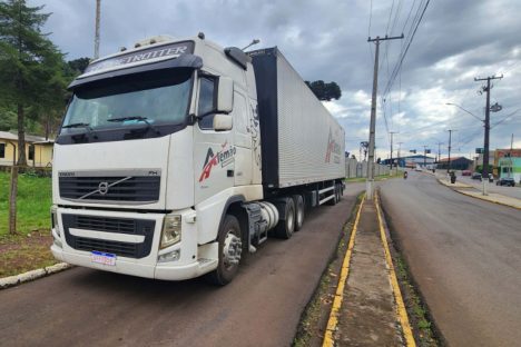 PM do Paraná recupera caminhão roubado com doações destinadas ao Rio Grande do Sul