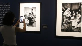 Exposição mostra olhar de Sebastião Salgado sobre Revolução dos Cravos