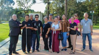 Palácio Iguaçu recebe visita de alunos e professores cegos do IPC