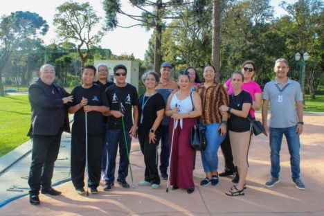 Palácio Iguaçu recebe visita de alunos e professores cegos do IPC