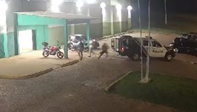 Imagem referente a Preso por tráfico de drogas dá ‘olé’ em policiais e foge algemado em Guaíra