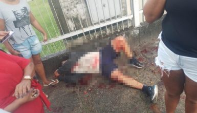 Imagem referente a Ensanguentado! homem é encontrado ferido em calçada de colégio 