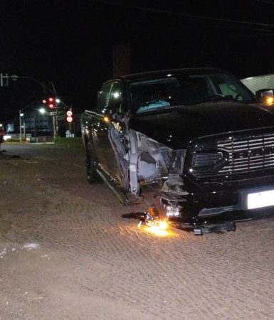 Imagem referente a Dodge RAM fica destruída ao atingir máquina de rolo compactador na Avenida Carlos Gomes