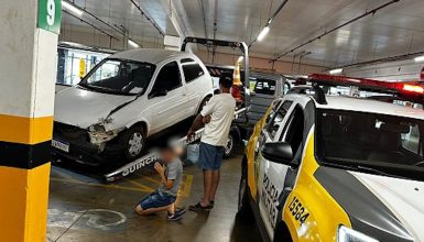 Imagem referente a Corsa furtado em Cascavel bate em veículos estacionados em supermercado