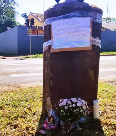 Imagem referente a Dia das mães de luto: Mãe de Murilo Silvério presta homenagem no local onde filho morreu