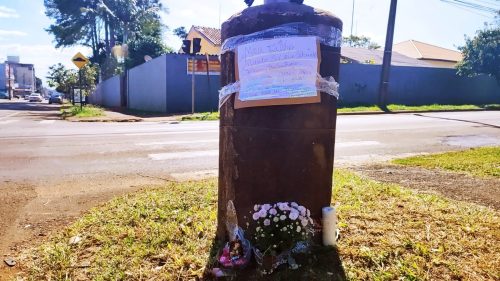 Imagem referente a Dia das mães de luto: Mãe de Murilo Silvério presta homenagem no local onde filho morreu