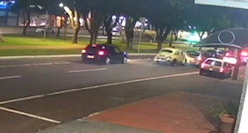 Imagem referente a Vídeo mostra Fusca ‘sem freio’ atingindo violentamente carro de família na Avenida Brasil