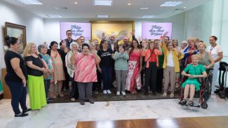 Moradoras de asilo comemoram Dia das Mães com café da tarde no Palácio Iguaçu