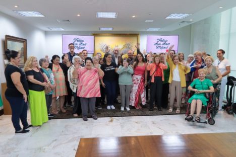 Moradoras de asilo comemoram Dia das Mães com café da tarde no Palácio Iguaçu