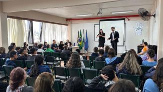 Polícia Civil ministra palestra a estudantes surdos sobre crimes virtuais
