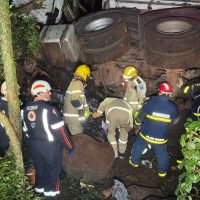 Imagem referente a Tragédia: colisão entre carreta e veículo de passeio deixa um morto na BR-277 em Guaraniaçu