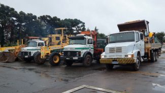 Com apoio de outros Poderes, Estado envia maquinário para desobstruir rodovias do RS