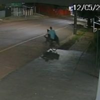 Imagem referente a Homem é flagrado furtando porta de alumínio no Parque São Paulo