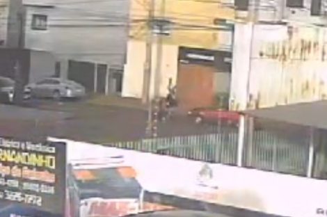 Imagem referente a Vídeo mostra motociclistas sendo arremessados para o alto após forte colisão na Avenida Brasil; condutor de carro foge