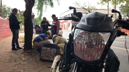 Imagem referente a Motociclista fica ferido após bater com BMW na Rua Minas Gerais