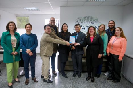 Imagem referente a CGE recebe troféu de boas práticas por mecanismo de proteção ao denunciante