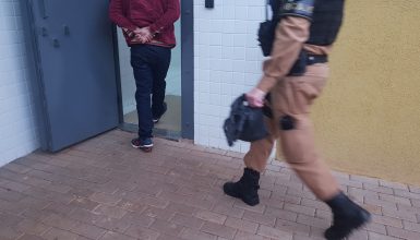 Imagem referente a Rapaz é detido enquanto tentava vender pistola no Santa Felicidade