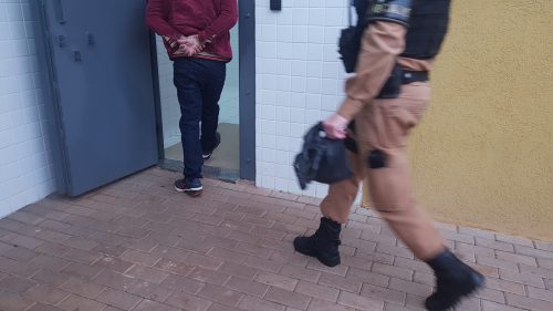 Imagem referente a Rapaz é detido enquanto tentava vender pistola no Santa Felicidade