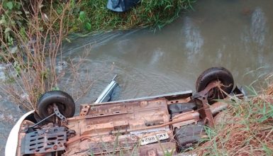 Imagem referente a Acidente fatal: carro cai em rio e mata idosa em Campo Mourão