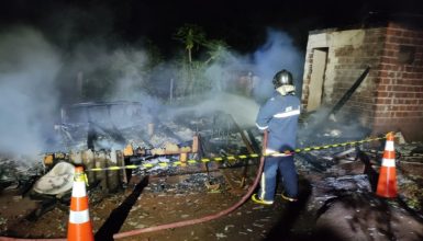 Imagem referente a Mulher morre carbonizada após residência pegar fogo em área rural