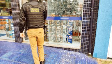 Imagem referente a Ladrões criam buraco em vidraça de empresa na Avenida Brasil e furtam dinheiro do caixa