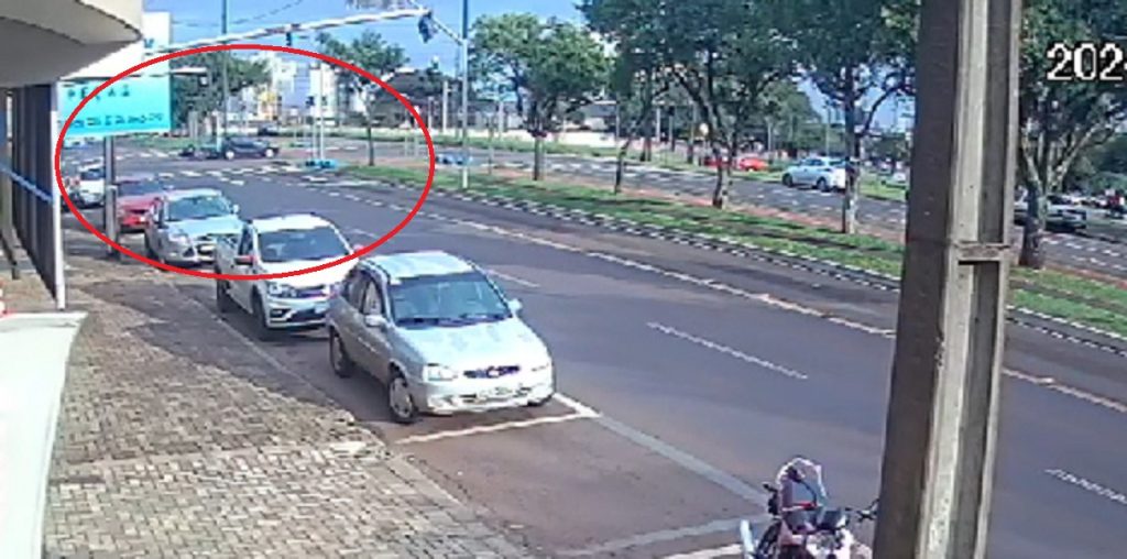 Câmera registra colisão entre Mobi e moto no São Cristóvão