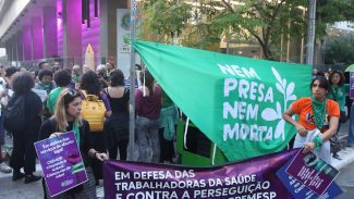 Manifestantes em SP acusam Cremesp de criminalizar aborto legal