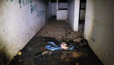 Imagem referente a Bombeiros combatem princípio de incêndio em residência abandonada no Interlagos