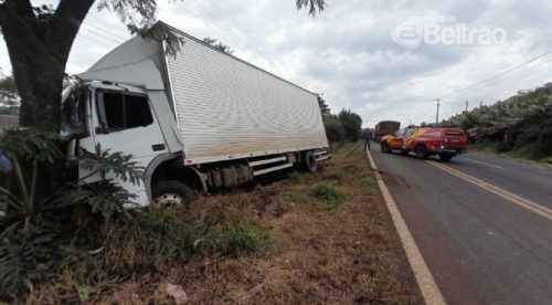 Colisão entre três caminhões deixa uma pessoa ferida na PR-566 em Beltrão