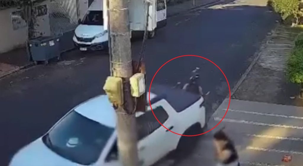 Vídeo: Motorista atropela bandido para salvar enfermeira de assalto