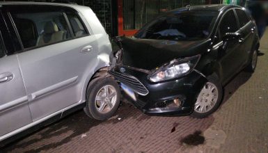Imagem referente a Condutor abandona Fiesta após atingir Chery estacionado na Avenida Carlos Gomes