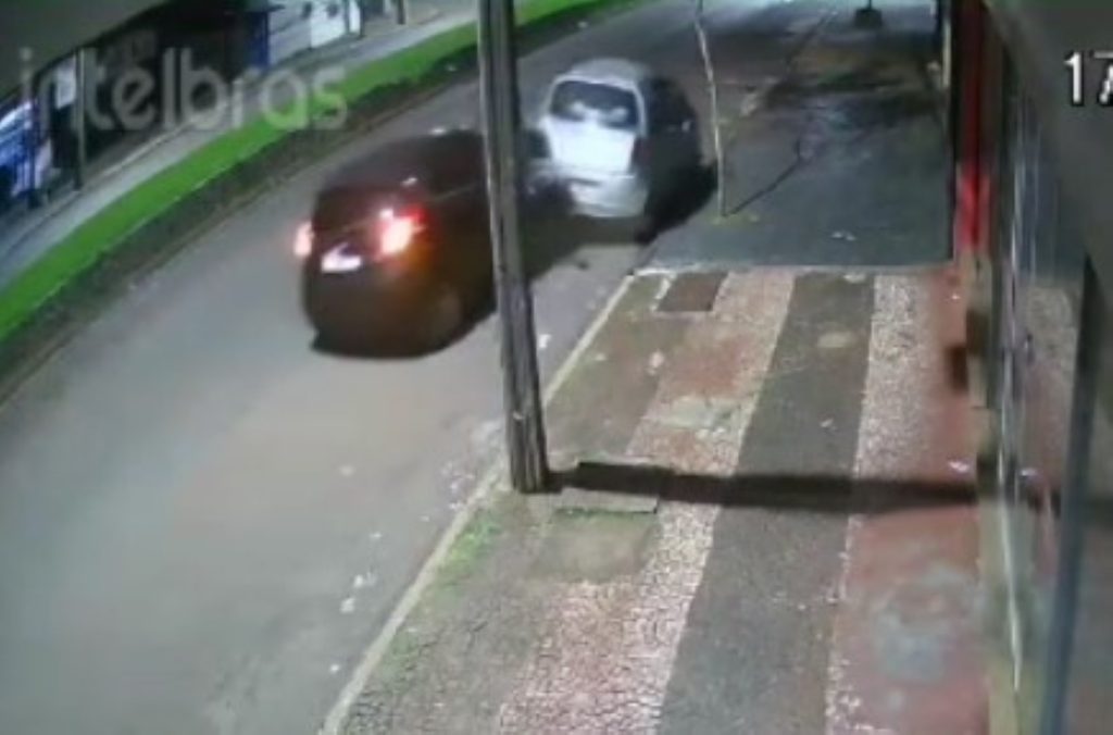 Câmera mostra Ford Fiesta atingindo traseira de Chery na Avenida Carlos Gomes