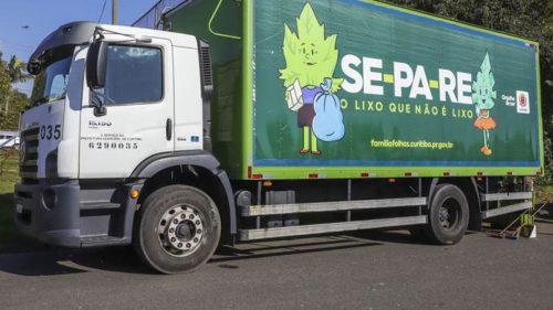 Modelo em separação de resíduos, Curitiba comemora o Dia Mundial da Reciclagem