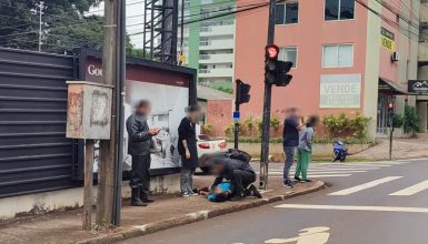Imagem referente a Homem é encontrado estirado no meio da rua e é socorrido por populares