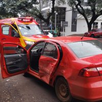 Imagem referente a Duas pessoas ficam feridas em acidente entre Jeep e Voyage na Rua Paraná