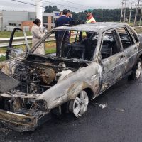 Imagem referente a Santana comprado há seis meses é destruído em incêndio na BR-277 em Cascavel
